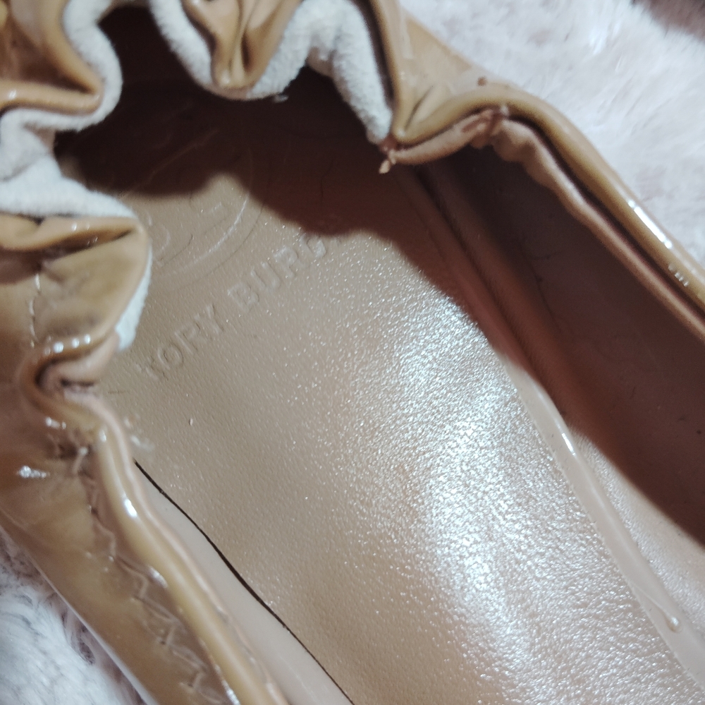 Tory Burch Patent Camel Tan Logo Ballet Flats - Picture 4 of 8